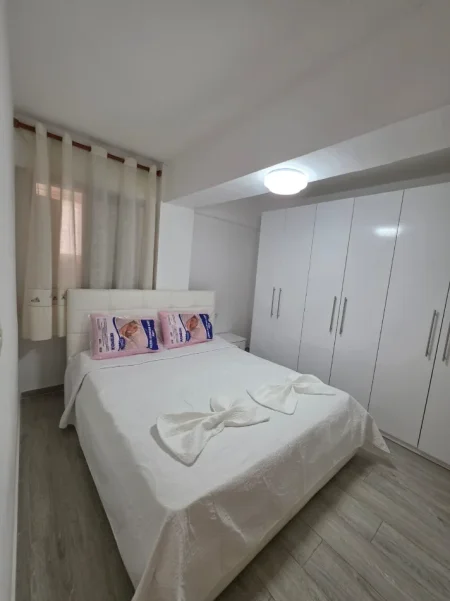 Tirane, jepet me qera apartament 2+1 Kati 1, 600 € ( i diskutueshem ) (Rruga e Durrësit, tek Hotel Colosseo)