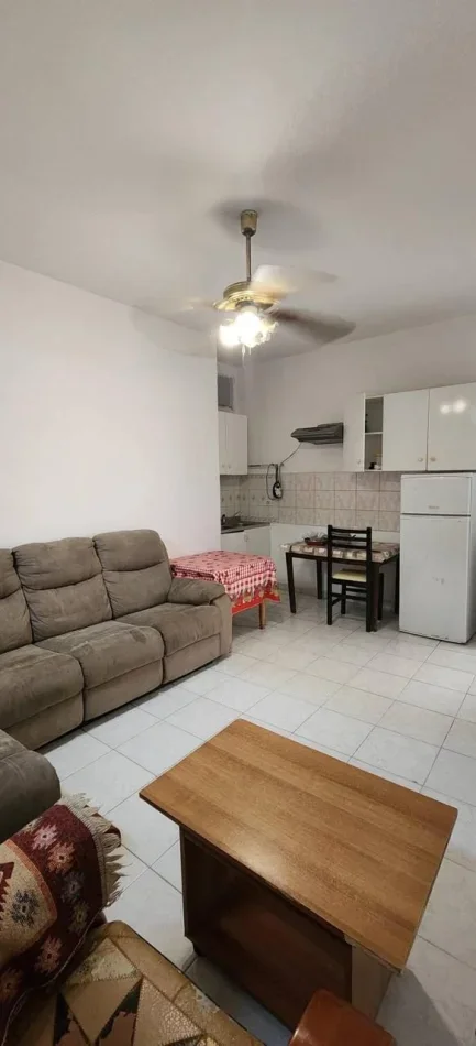 Tirane, jepet me qera apartament 1+1 Kati 1, 50 m² 250 € (Brryli)