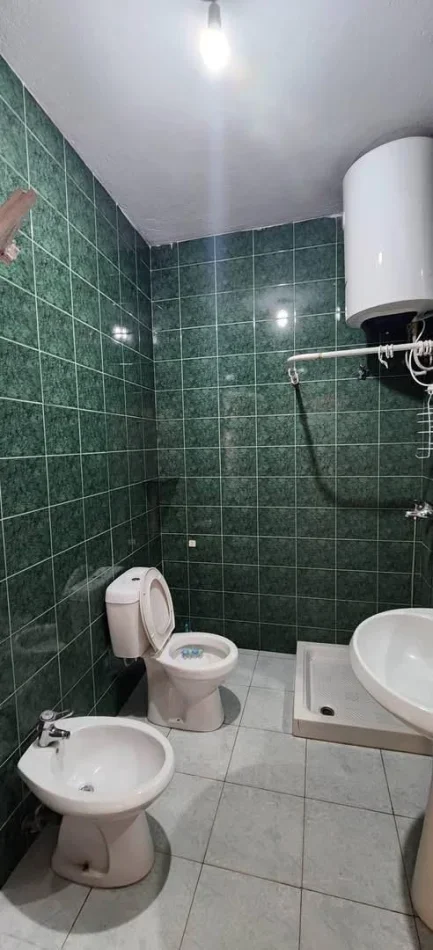Tirane, jepet me qera apartament 1+1 Kati 1, 50 m² 250 € (Brryli)