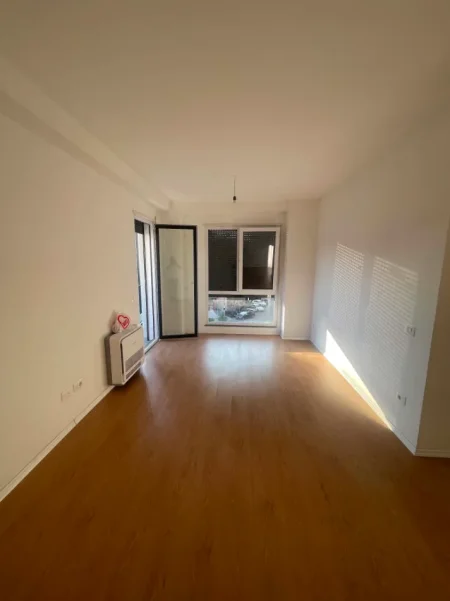 Tirane, jap me qera apartament 2+1+Ballkon Kati 2, 90 m² 650 € (rruga egnatia)