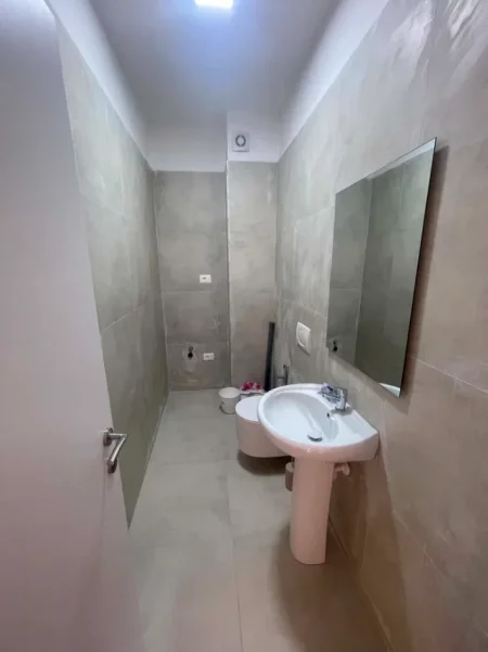 Tirane, jap me qera apartament 2+1+Ballkon Kati 2, 90 m² 650 € (rruga egnatia)