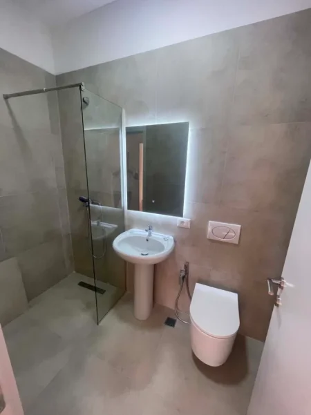 Tirane, jap me qera apartament 2+1+Ballkon Kati 2, 90 m² 650 € (rruga egnatia)