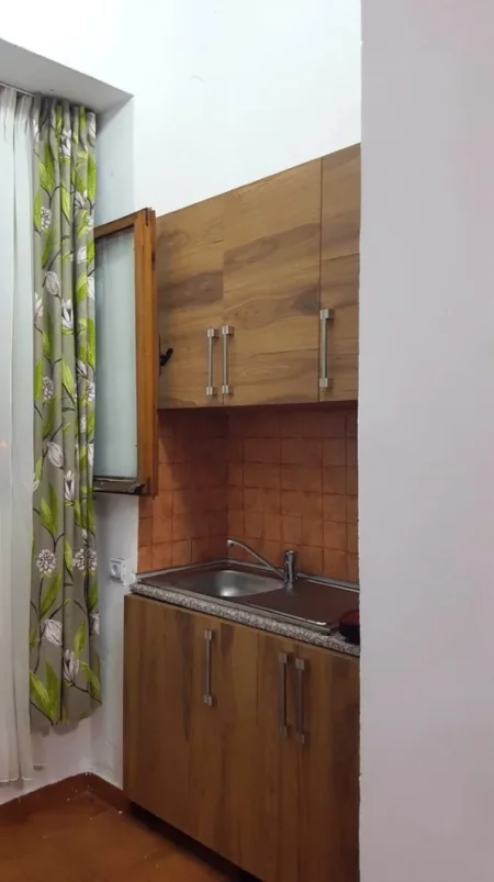 Tirane, jepet me qera apartament 1+1 Kati 2, 40 m² 350 € (Rruga e Dibrës)