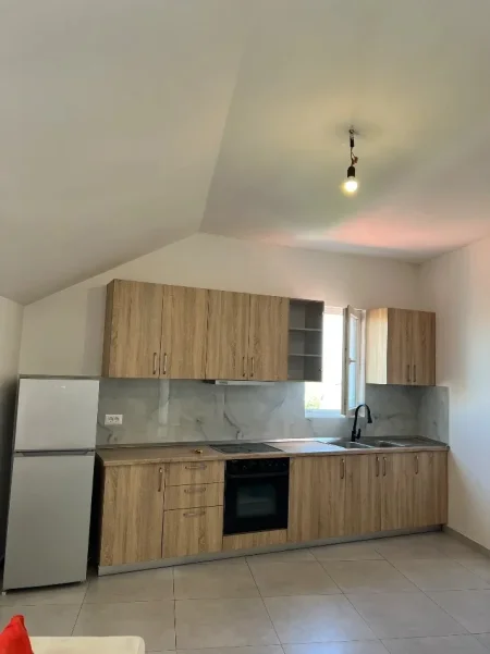 Shqiperi, jepet me qera apartament 2+1 Kati 3, 100 m² 400 € (Misto mame , pas Cormeum)