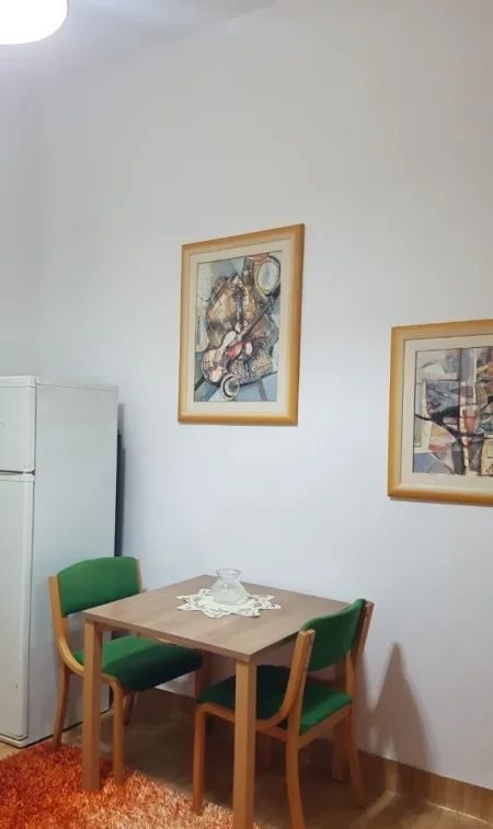 Tirane, jepet me qera apartament 1+1 Kati 2, 38 m² 350 € (Rruga Dibres , pran Klinikes Ortodokse)