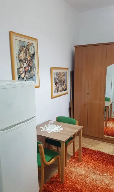 Tirane, jepet me qera apartament 1+1 Kati 2, 38 m² 350 € (Rruga Dibres , pran Klinikes Ortodokse)