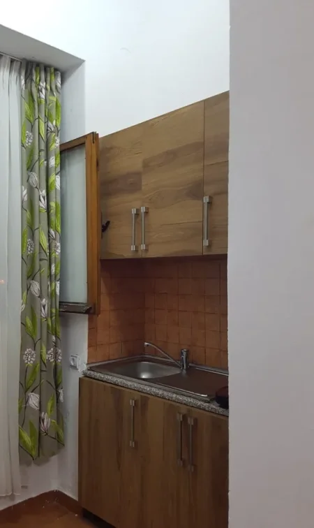 Tirane, jepet me qera apartament 1+1 Kati 2, 38 m² 350 € (Rruga Dibres , pran Klinikes Ortodokse)