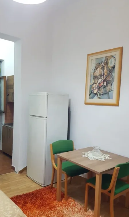 Tirane, jepet me qera apartament 1+1 Kati 2, 38 m² 350 € (Rruga Dibres , pran Klinikes Ortodokse)