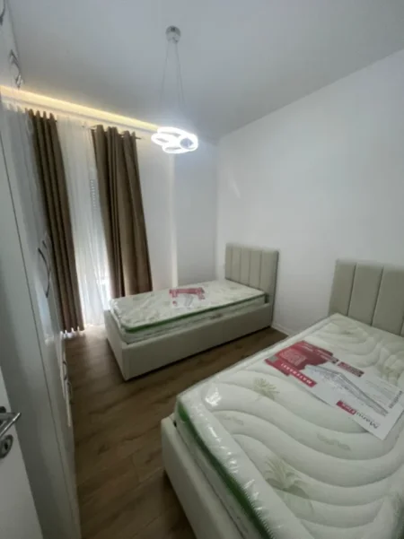 Tirane, jepet me qera apartament 1+1 Kati 1, 90 m² (sauk)
