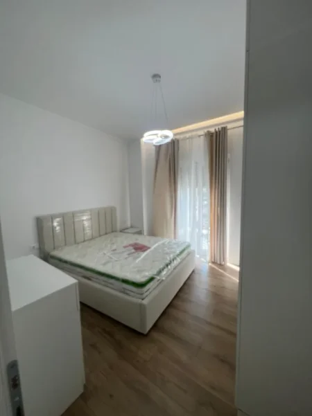 Tirane, jepet me qera apartament 1+1 Kati 1, 90 m² (sauk)