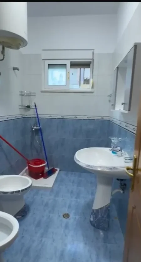Tirane, jepet me qera apartament 1+1+Ballkon Kati 2, 65 m² 450 € (MEDRESEJA)