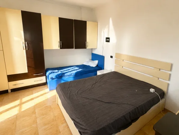 Tirane, jepet me qera apartament 1+1+Ballkon Kati 1, 65 m² 300 € (Rruga Jordan Misja)