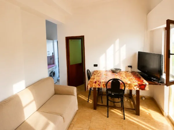 Tirane, jepet me qera apartament 1+1+Ballkon Kati 1, 65 m² 300 € (Rruga Jordan Misja)