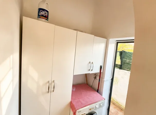 Tirane, jepet me qera apartament 1+1+Ballkon Kati 1, 65 m² 300 € (Rruga Jordan Misja)