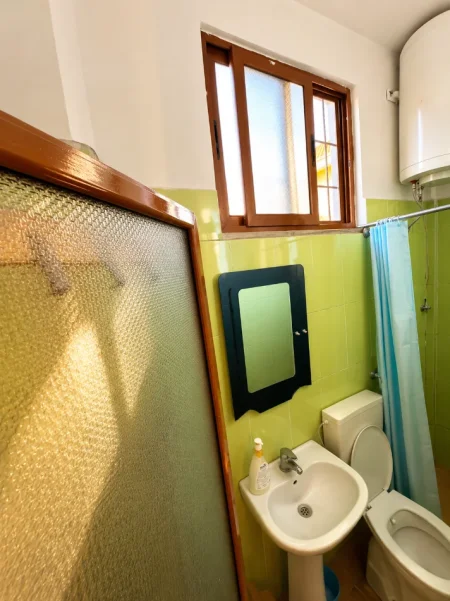 Tirane, jepet me qera apartament 1+1+Ballkon Kati 1, 65 m² 300 € (Rruga Jordan Misja)