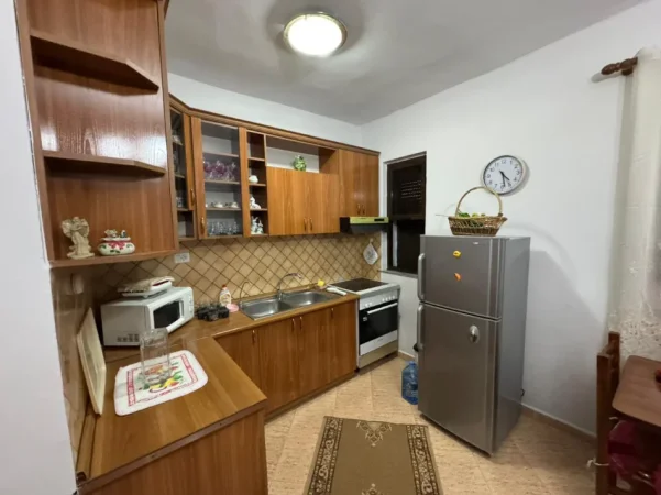 Tirane, jepet me qera apartament 2+1 Kati 4, 80 m² 520 € (LAPRAKE)