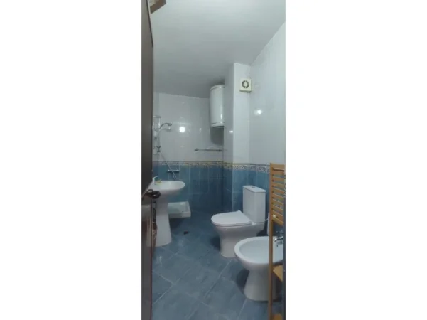 Tirane, jepet me qera apartament 2+1+Ballkon Kati 1, 75 m² 700 € (Fusha e Aviaciont)