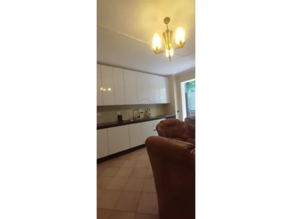 Tirane, jepet me qera apartament 2+1+Ballkon Kati 1, 75 m² 700 € (Fusha e Aviaciont)