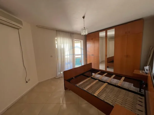 Tirane, jepet me qera apartament 3+1+Ballkon Kati 5, 115 m² 800 € (Blloku)