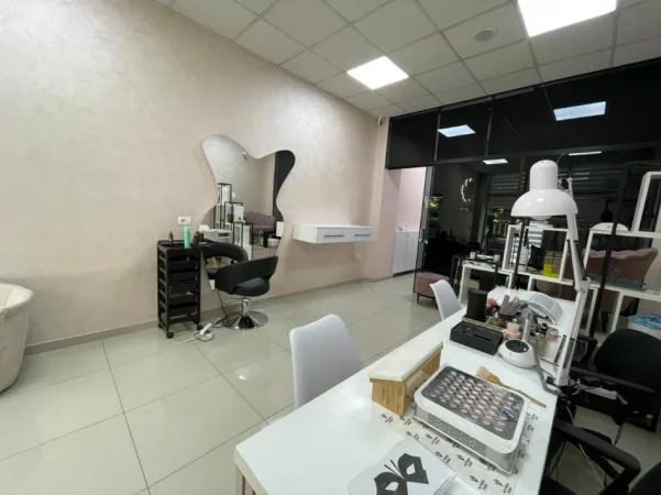 Tirane, jepet me qera ambjent biznesi Kati 0, 70 m² (Kristal Center)