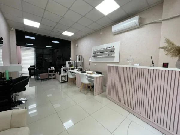 Tirane, jepet me qera ambjent biznesi Kati 0, 70 m² (Kristal Center)