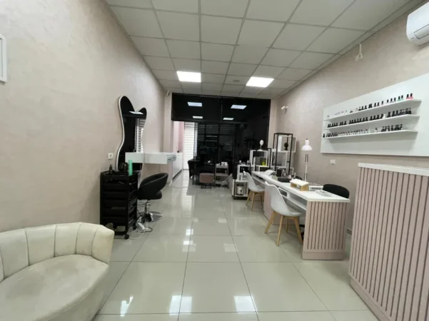 Tirane, jepet me qera ambjent biznesi Kati 0, 70 m² (Kristal Center)