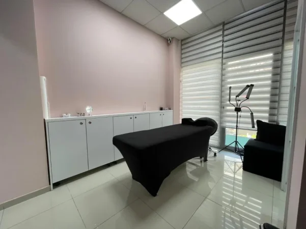 Tirane, jepet me qera ambjent biznesi Kati 0, 70 m² (Kristal Center)