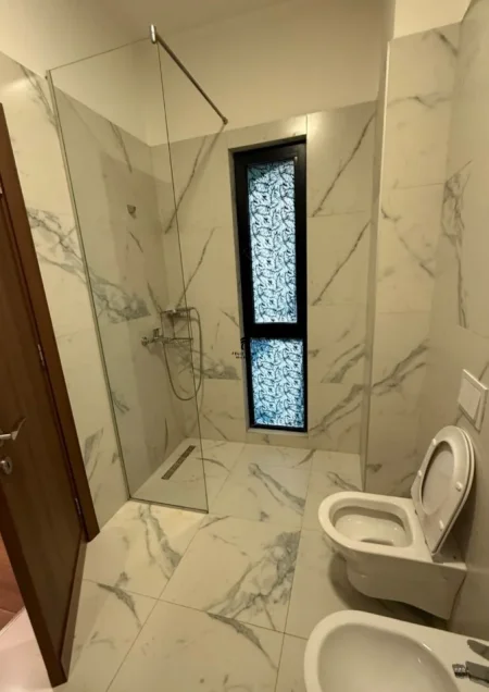 Tirane, jepet me qera apartament 2+1 Kati 2, 111 m² 700 € (RRUGA E DIBRES)