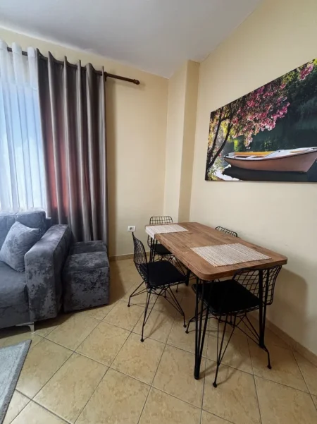 Durres, jepet me qera apartament 1+1 , 60 m² 400 € (Shkembi i Kavajes)