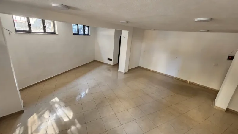 Tirane, jepet me qera ambjent biznesi Kati -1, 64 m² 600 € (pranë Shkollës "1 Maji")