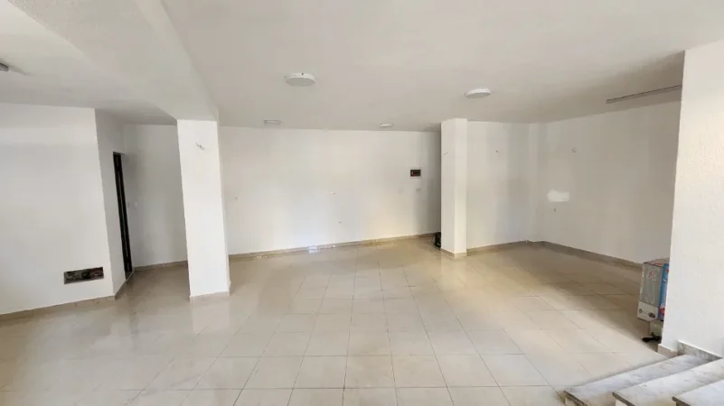 Tirane, jepet me qera ambjent biznesi Kati -1, 64 m² 600 € (pranë Shkollës "1 Maji")