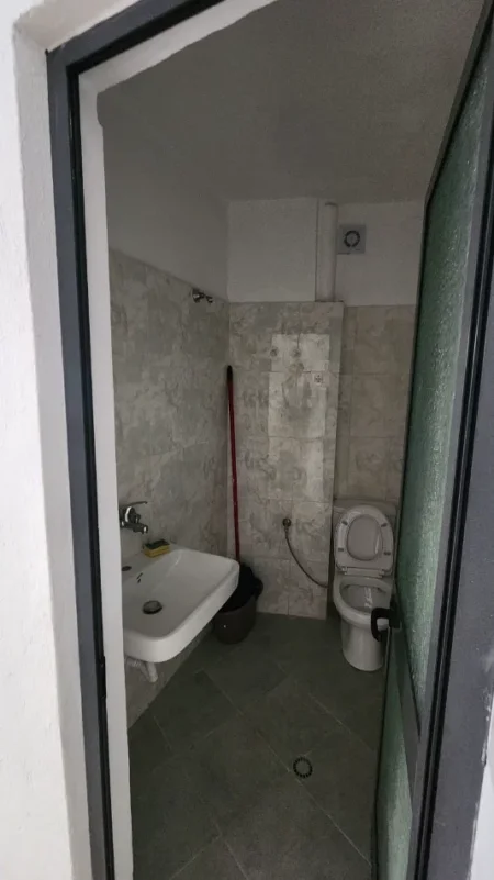 Tirane, jepet me qera ambjent biznesi Kati -1, 64 m² 600 € (pranë Shkollës "1 Maji")
