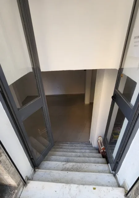 Tirane, jepet me qera ambjent biznesi Kati -1, 64 m² 600 € (pranë Shkollës "1 Maji")