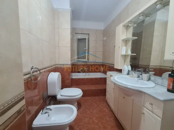 Tirane, jepet me qera apartament 2+1+Ballkon Kati 11, 125 m² 1.000 € (Rruga e Elbasanit)