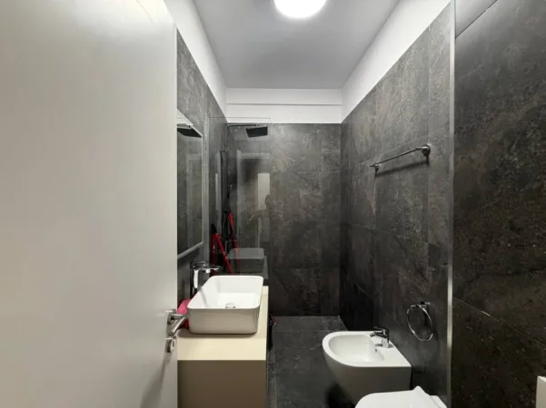 Tirane, jepet me qera apartament 2+1+Ballkon Kati 9, 116 m² 1.250 € (Rruga Mine Peza)