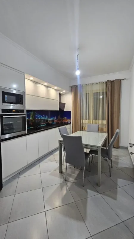 Tirane, jepet me qera apartament 1+1+Aneks+Ballkon Kati 1, 500 € (rruga e kavajes , 21 dhjetori)