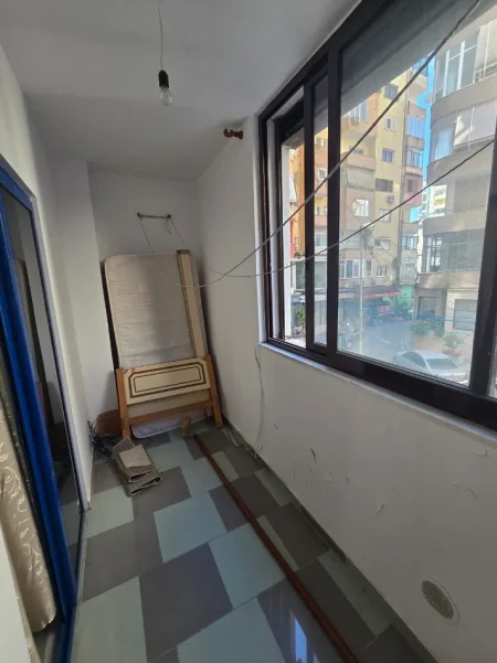 Tirane, jepet me qera apartament 1+1 Kati 2, 65 m² 450 € (Rruga e Elbasanit perballe Luarasit)