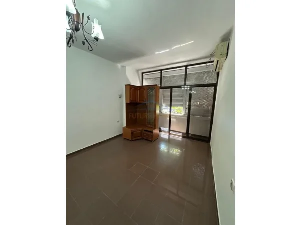 Tirane, jepet me qera ambjent biznesi Kati 1, 73 m² 1.300 € (rruga e durresit)