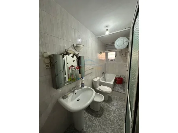 Tirane, jepet me qera ambjent biznesi Kati 1, 73 m² 1.300 € (rruga e durresit)