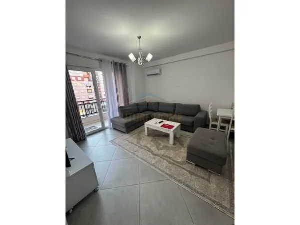 Tirane, jepet me qera apartament 2+1+Ballkon Kati 3, 105 m² 600 € (Unaza e re)