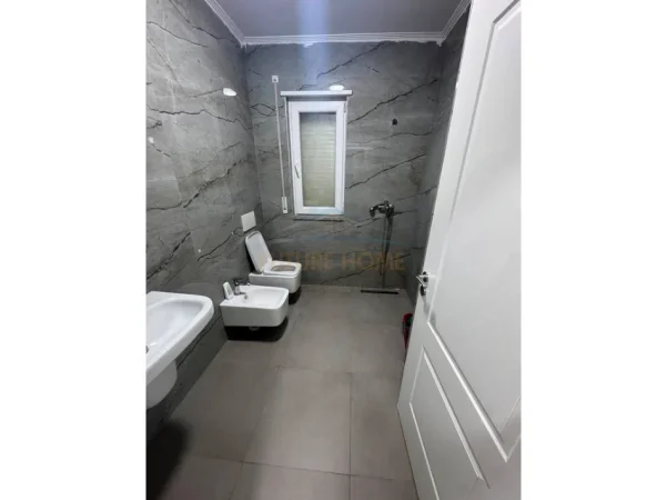 Tirane, jepet me qera apartament 2+1+Ballkon Kati 3, 105 m² 600 € (Unaza e re)