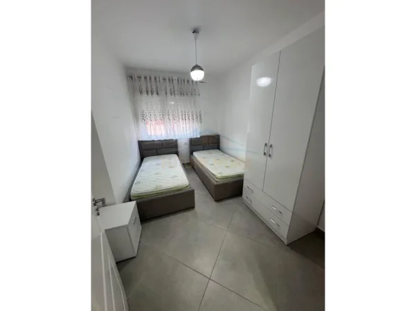 Tirane, jepet me qera apartament 2+1+Ballkon Kati 3, 105 m² 600 € (Unaza e re)