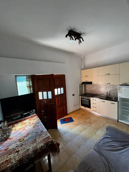 Tirane, jepet me qera apartament 1+1 Kati 1, 60 m² 300 € (Don Bosko)