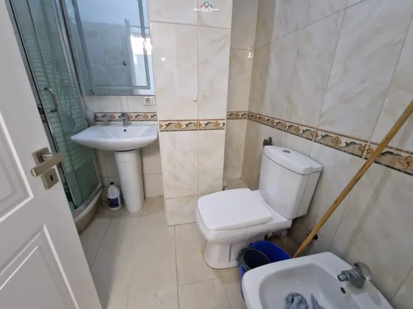 Tirane, jepet me qera apartament 1+1+Ballkon Kati 4, 75 m² 820 € (Him Kolli)