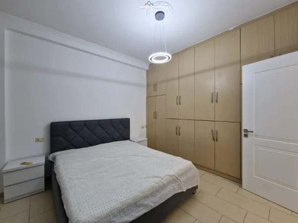 Tirane, jepet me qera apartament 1+1+Ballkon Kati 4, 75 m² 820 € (Him Kolli)