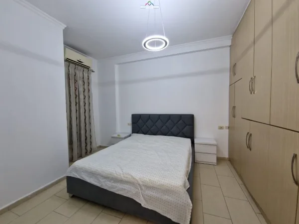 Tirane, jepet me qera apartament 1+1+Ballkon Kati 4, 75 m² 820 € (Him Kolli)