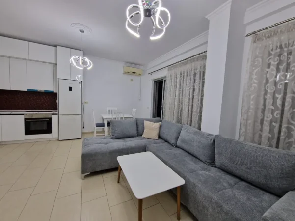 Tirane, jepet me qera apartament 1+1+Ballkon Kati 4, 75 m² 820 € (Him Kolli)