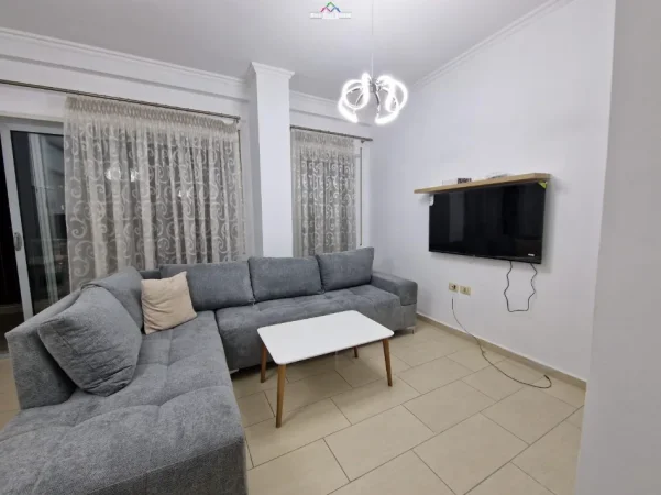 Tirane, jepet me qera apartament 1+1+Ballkon Kati 4, 75 m² 820 € (Him Kolli)