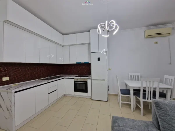 Tirane, jepet me qera apartament 1+1+Ballkon Kati 4, 75 m² 820 € (Him Kolli)
