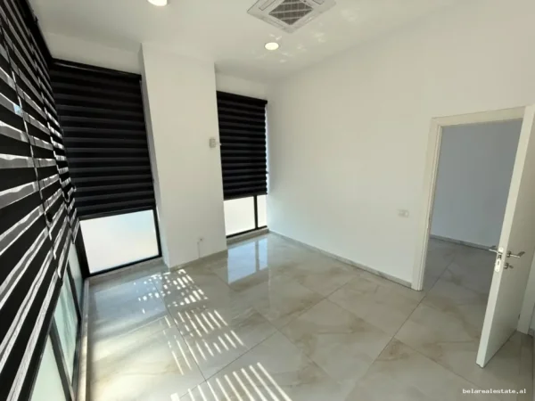 Tirane, jepet me qera zyre Kati 1, 240 m² 3.200 € (Rruga e Dibres)